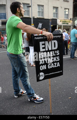 London, UK. 22. Juli 2014.  Hunderte von Menschen besucht einen Protest zur Unterstützung des Volkes von Palästina vor israelischen Botschaft. Der Protest ist ein Teil der wachsenden Zahl der Proteste weltweit drängen Politiker zu starten, indem Druck auf Israel auf Aktionen in Gaza einzustellen. Bildnachweis: Siehe Li/Alamy Live News Stockfoto