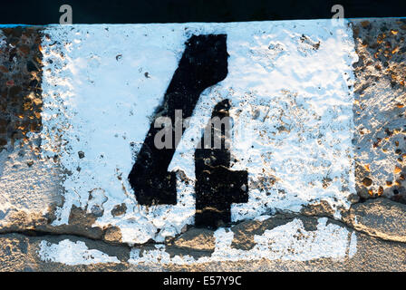 Nummer vier, Schablone in schwarzer Farbe auf weiße Quadrat. Stockfoto