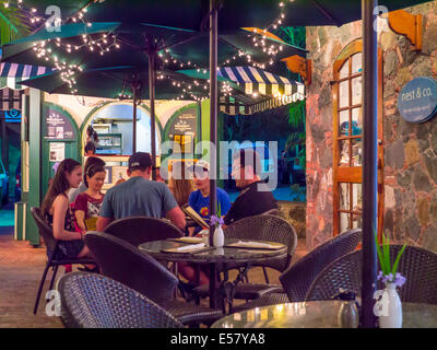 Menschen bei Outdoor-Sun Dog Cafe Mongoose Junction in Cruz Bay auf der karibischen Insel St. John, US Virgin Islands Stockfoto