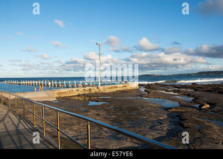 Ebbe mit Felsen am Strand von North Narrabeen ausgesetzt. Stockfoto