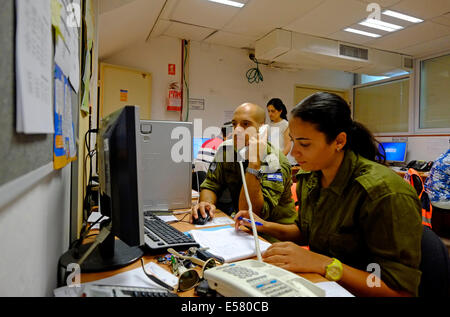 Home Front Command Soldaten auf Call-in-Station während des Konflikts Mit Gaza in der Stadt Askalon Israel Stockfoto