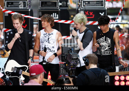 NEW YORK-JUL 22: (L-R) Luke Hemmings, Ashton Irwin, Michael Clifford und Calum Hood von 5 Sekunden Of Summer auf der Bühne auf NBC "Today Show" am Rockefeller Plaza am 22. Juli 2014 in New York City. Bildnachweis: Debby Wong/Alamy Live-Nachrichten Stockfoto