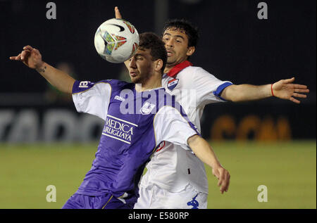 Asuncion, Paraguay. 22. Juli 2014. Julian Benitez (Rückseite) des Paraguays Nacional wetteifert um den Ball mit Enrique Echeverri von Uruguays Defensor Sporting im Hinspiel der Copa Libertadores Halbfinale in Asuncion, Paraguay, am 22. Juli 2014. © Marcelo Espinosa/Xinhua/Alamy Live-Nachrichten Stockfoto