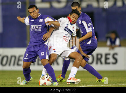 Asuncion, Paraguay. 22. Juli 2014. Silvio Torales (C) von Paraguays Nacional wetteifert um den Ball mit Juan Carlos Amado (L) von Uruguays Defensor Sporting im Hinspiel der Copa Libertadores Halbfinale in Asuncion, Paraguay, am 22. Juli 2014. © Marcelo Espinosa/Xinhua/Alamy Live-Nachrichten Stockfoto