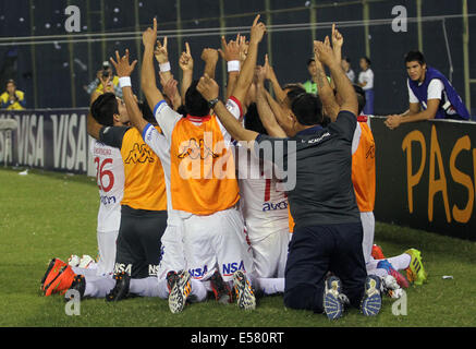 Asuncion, Paraguay. 22. Juli 2014. Spieler von Paraguays Nacional feiern ein Tor gegen Uruguays Defensor Sporting im Hinspiel der Copa Libertadores Halbfinale in Asuncion, Paraguay, am 22. Juli 2014. © Marcelo Espinosa/Xinhua/Alamy Live-Nachrichten Stockfoto