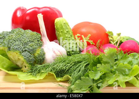 Reif und rohen Gemüse liegen auf Holzbrett, Schreibtisch von Gemüse, Konzept für gesunde Ernährung Stockfoto