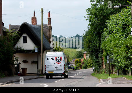 DPD Pakete van in Crick Dorf, Northamptonshire, England, UK Stockfoto