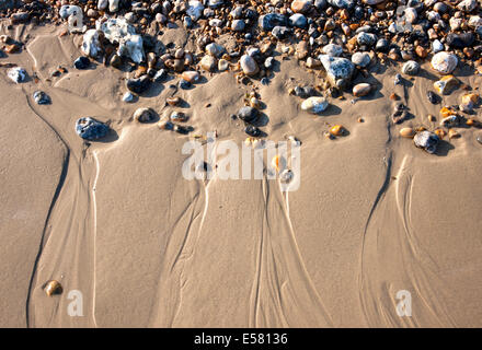 Meerwasser machen Muster Formen an einem Strand in weichen nassen sand Stockfoto