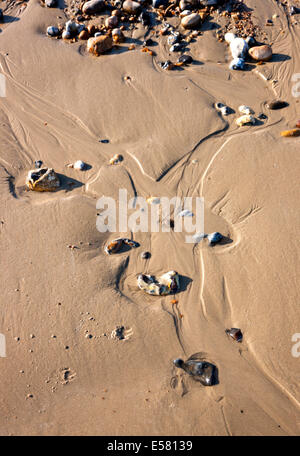 Meerwasser machen Muster Formen an einem Strand in weichen nassen sand Stockfoto