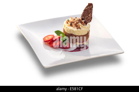 Vanille-Kuchen mit Schokolade Maus und Erdbeerscheiben isoliert auf weißem Hintergrund Stockfoto