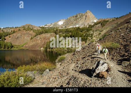 ein paar wandern vorbei an Blue Lake in der Sierra Nevada Stockfoto