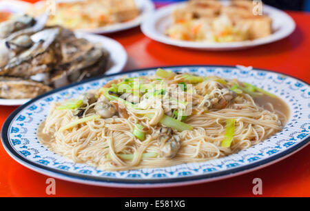 Chinesisch und Taiwan Traditionelles berühmte Essen - Auster dünne Nudel Stockfoto