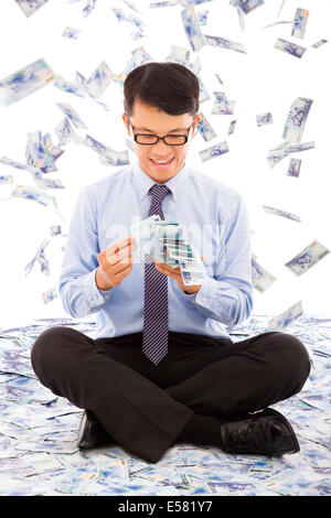 Geschäftsmann Geldzählen mit Geld-Regen-Hintergrund Stockfoto