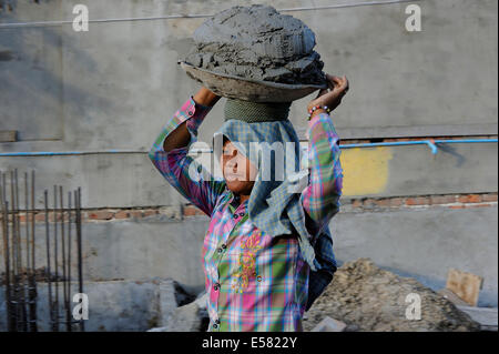 Weibliche Bauarbeiter mit Beton auf der Baustelle ihr Kopf, hohen Aufstieg, Mandalay, Myanmar Stockfoto