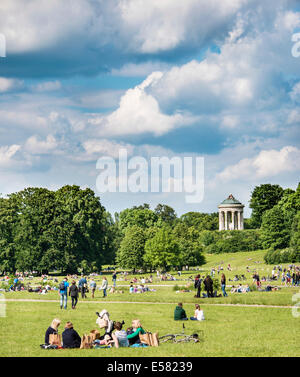 Menschen auf einer Wiese im englischen Garten mit Monopteros, München, Upper Bavaria, Bavaria, Germany Stockfoto