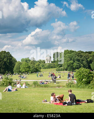 Menschen auf einer Wiese im englischen Garten mit Monopteros, München, Upper Bavaria, Bavaria, Germany Stockfoto