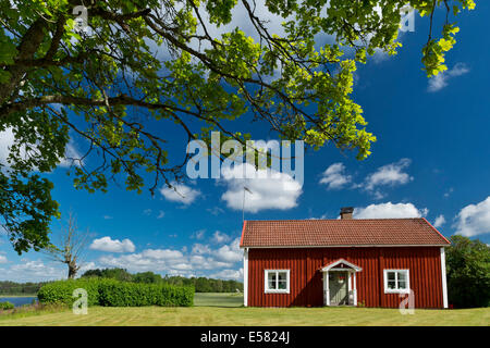 Haus malte Falu rot, Kake Åsnen, Smaland, Schweden Stockfoto