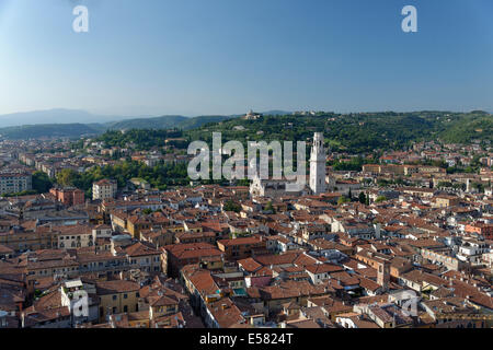 Blick vom Torre Dei Lamberti über der Stadt mit der Kathedrale von Verona, Verona, Venetien, Italien Stockfoto
