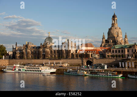 Ufer des Flusses Elbe mit Brühl Terrasse, Dresdner Akademie der bildenden Künste, Frauenkirche Church, Church of Our Lady Stockfoto
