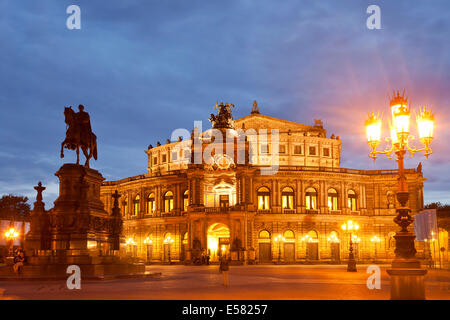 Semperoper-Oper und König-Johann-Denkmal, Theaterplatz Quadrat, Dresden, Sachsen, Deutschland Stockfoto