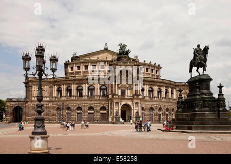 Semperoper-Oper und König-Johann-Denkmal am Theaterplatz Platz, Dresden, Sachsen, Deutschland Stockfoto