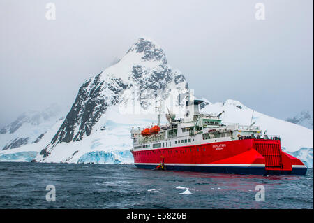 Kreuzfahrtschiff in der Lemaire-Kanal, Antarktis Stockfoto