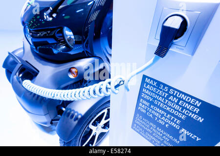 Elektro-Auto aufladen mit einem Ladegerät Kabel, Renault Twizy, 65. International Motor Show IAA 2013, Frankfurt Am Main, Hessen Stockfoto