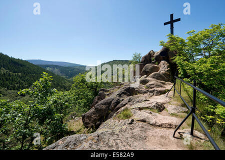 Blick vom Ilsesteins Hügel zum Mt Brocken, in der Nähe von Ilsenburg, Sachsen-Anhalt, Deutschland Stockfoto