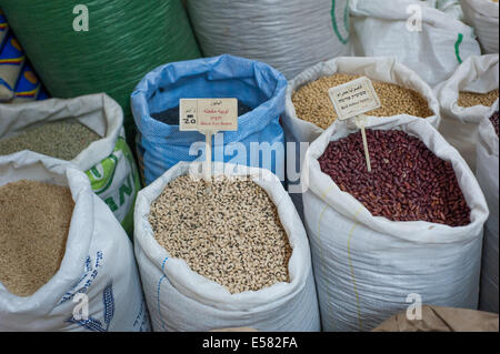 Säcke voll mit verschiedenen Arten von Bohnen und Reis in "Al Babor", ein Gewürz-Shop in der Altstadt, Nazareth, Israel Stockfoto