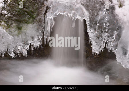 Eis-Formationen an einem Wasserfall im Selketal, Alexisbad, Sachsen-Anhalt, Deutschland Stockfoto