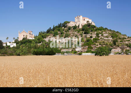 Pfarrkirche Transfiguració del Senyor und die Wallfahrt Kirche Sant Salvador am Kalvarienberg oder Puig de Sant Salvador Stockfoto