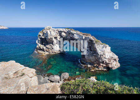 Es Pontas natürlichen Bogen an der Südost-Küste, in der Nähe von Cala Santanyí, Mallorca, Balearen, Spanien Stockfoto