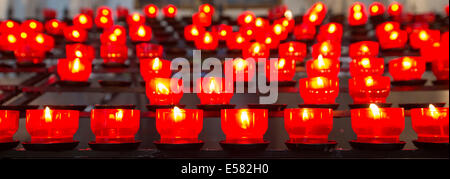 Brennende Kerzen in einer Kirche, München, Upper Bavaria, Bavaria, Germany Stockfoto