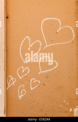 Herzen, malte mit Kreide an einer Hauswand, Ljubljana, Slowenien Stockfoto