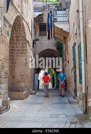 Touristen-paar entlang einer Gasse in der Altstadt, Nazareth, Israel. Stockfoto