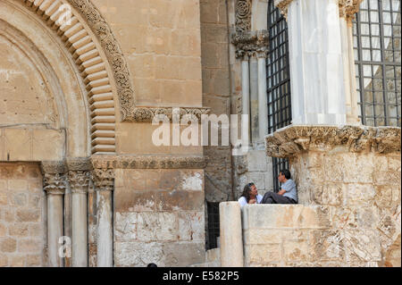 Zwei Pilger sitzen außerhalb der, Kirche des Heiligen Grabes, Jerusalem, Israel Stockfoto