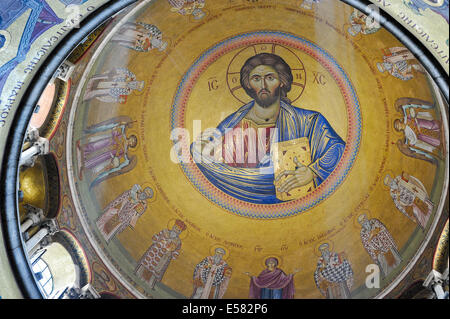 Direkt oberhalb der Catholicon, einen Blick auf die Christus Pantokrator in der Kuppel der Kirche des Heiligen Grabes. Stockfoto