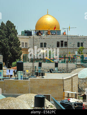 Haube des Felsens in Jerusalem Israel, wie gesehen von einem Spaziergang auf der alten Stadtmauer & durch Wohngebiet Stockfoto