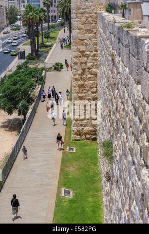 Ein Blick auf die Hauptpromenade außerhalb der alten Stadt in Jerusalem, auf den Mauern der alten Stadt. Stockfoto