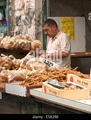 Pita und Brot Produkte Verkäufer bei Machane Yehuda-Markt, Jerusalem, Israel Stockfoto