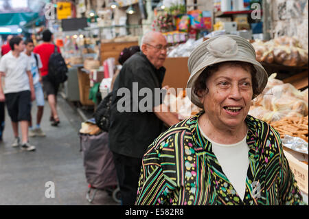 Ein Shopper Wanderbares Machane Yehuda-Markt, Jerusalem, Israel Stockfoto