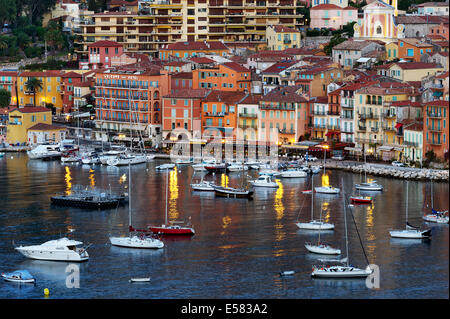 Europa, Frankreich, Alpes-Maritimes, Villefrance Sur Mi. Altstadt am frühen Morgen. Stockfoto
