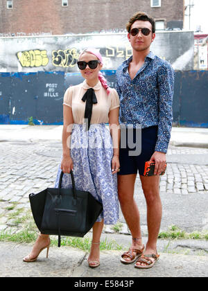 Andrea Berec und Neto Soberanes posiert auf der Straße in New York City - 21. Juli 2014 - Foto: Start-und Landebahn Manhattan/Charles Eshelman/Picture Alliance Stockfoto