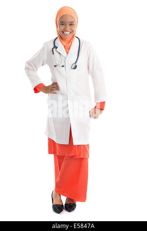 Ganzkörper junge muslimische Ärztin Porträt, Stand isoliert auf weißem Hintergrund. Stockfoto