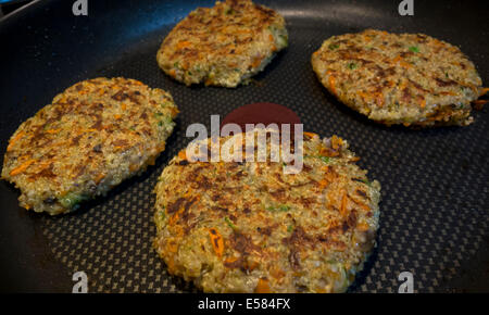 In einer Pfanne Kochen gesunde glutenfreie und vegetarische Pilz Quinoa-Burger. Stockfoto