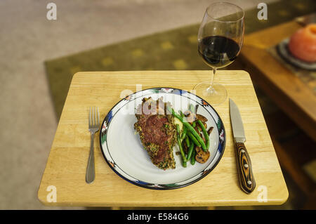 Steak-Dinner mit grünen Bohnen Kartoffelpüree und Pilzen und einem Glas Wein Stockfoto