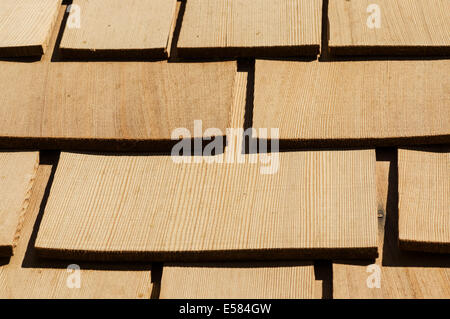 neues Holz Zeder Dach Schindeln Detail auf einem Dach Stockfoto