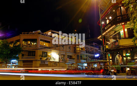 Nachtaufnahme von Sisowath Quay und der FCC, Foreign Correspondent Club, Phnom Penh, Kambodscha. Stockfoto