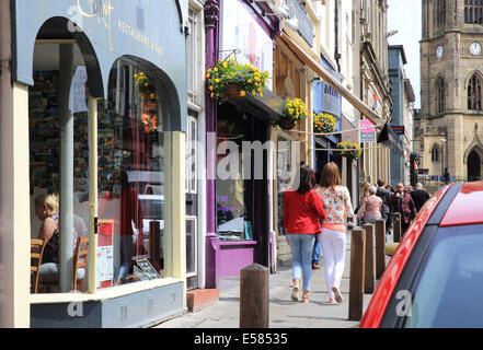 Unabhängige Geschäfte auf der berühmten Bold Street in Liverpool im Bereich Ropewalks im NW England, UK, St Luke's-Kirche in der Ferne. Stockfoto