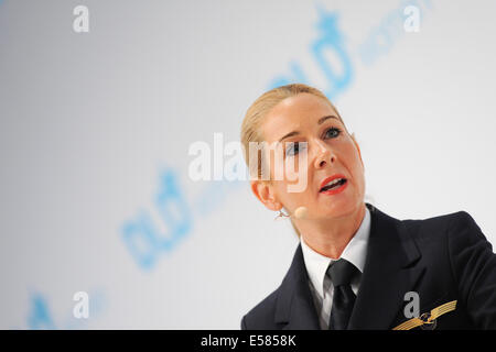 München, Deutschland. 22. Juli 2014. Kerstin Felser (Lufthansa) spricht auf dem Podium bei der Übersetzung (Digital-Life-Design) Konferenz im Haus der Kunst in München. Das Motto des diesjährigen Übersetzung Innovationskonferenz von Hubert Burda Media am 21 und 22. Juli in München ist "Relevanz"! (Foto: picture-Alliance / Jan Haas) Bildnachweis: Dpa picture Alliance/Alamy Live News Stockfoto